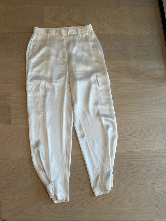 Aritzia Pants - Aritzia Ivory Cargo Jogger Pants